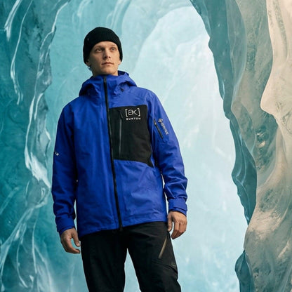 lifestyle veste bleue et pantalon noir dans une grotte de glace