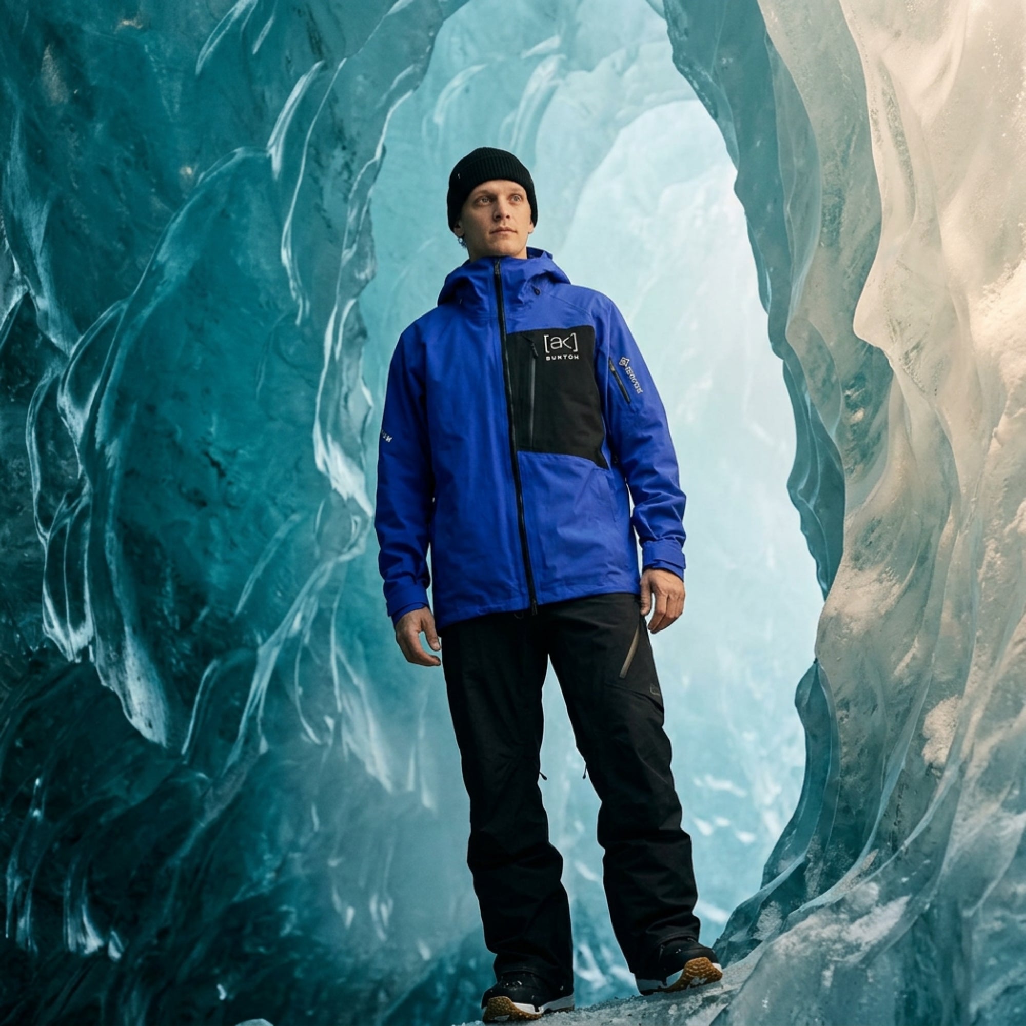 lifestyle veste bleue et pantalon noir dans une grotte de glace