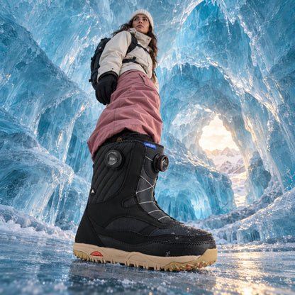 Boot de snowboard femme Burton Limelight BOA noire portée sur glace, double système de serrage BOA et semelle crantée beige