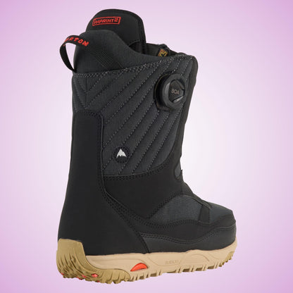 Vue arrière trois quarts de la boot Limelight BOA, montrant la tige noire matelassée, le renfort talon et la semelle contrastée