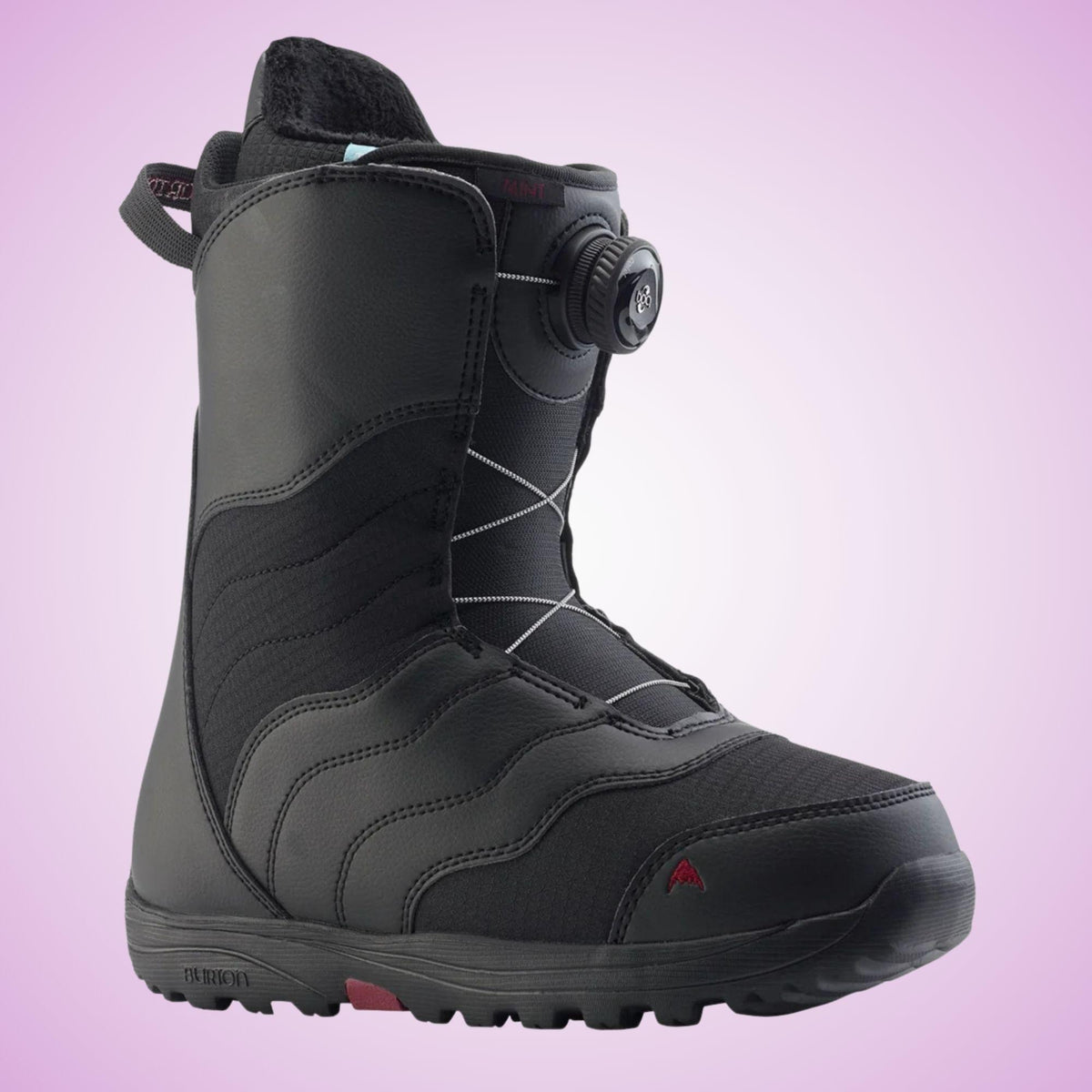 Boot de snowboard femme Burton Mint BOA Wide noire vue de trois quarts, avec molette de serrage BOA, laçage câble et semelle crantée