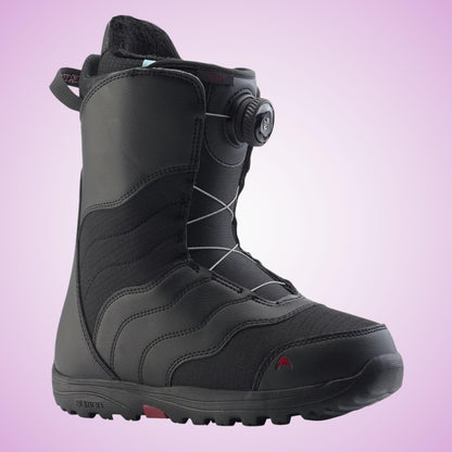 Boot de snowboard femme Burton Mint BOA Wide noire vue de trois quarts, avec molette de serrage BOA, laçage câble et semelle crantée