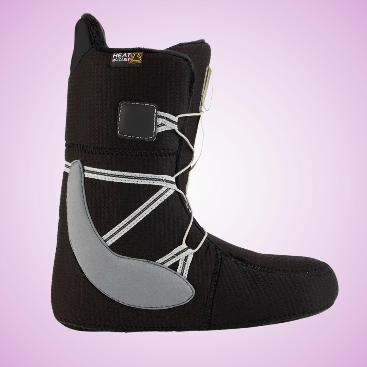 Chausson intérieur noir chaud présenté de profil, avec renforts latéraux gris, laçage blanc et fermeture velcro sur la languette