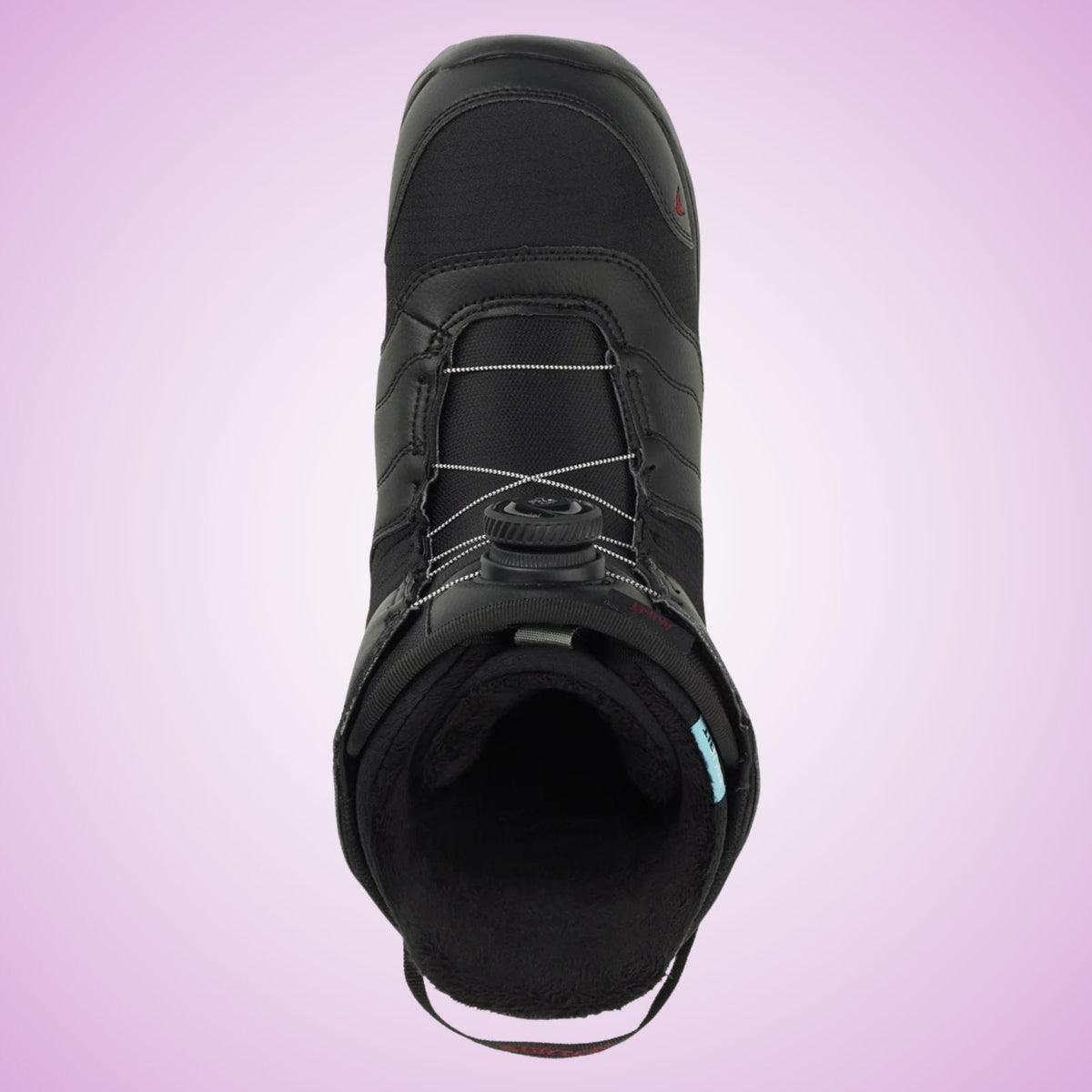 Vue du dessus de la boot de snowboard noire, centrée sur l’ouverture rembourrée, la languette et le système de laçage BOA