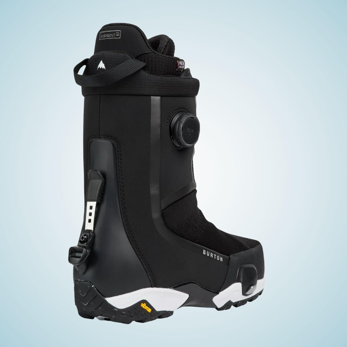 Vue arrière trois quarts de la boot, montrant le renfort talon, le point de connexion Step On et la semelle structurée