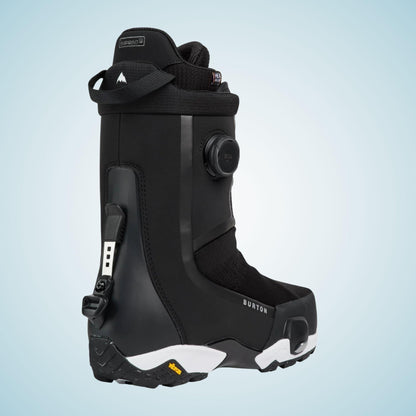 Vue arrière trois quarts de la boot, montrant le renfort talon, le point de connexion Step On et la semelle structurée