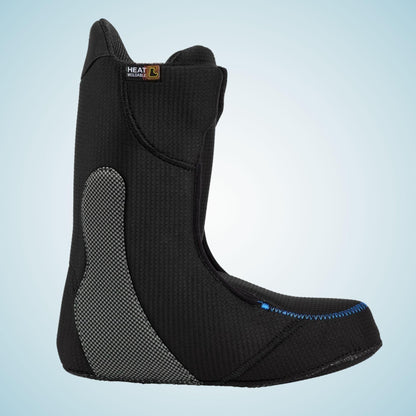 Chausson intérieur noir présenté de profil, avec renfort gris enveloppant le talon et liseré bleu sur le bas du pied