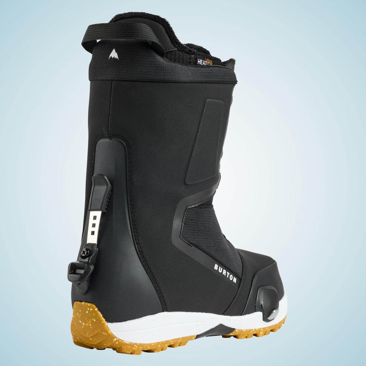 Vue arrière de la Highshot Step On, montrant les points de connexion latéraux, le talon renforcé et la semelle blanche