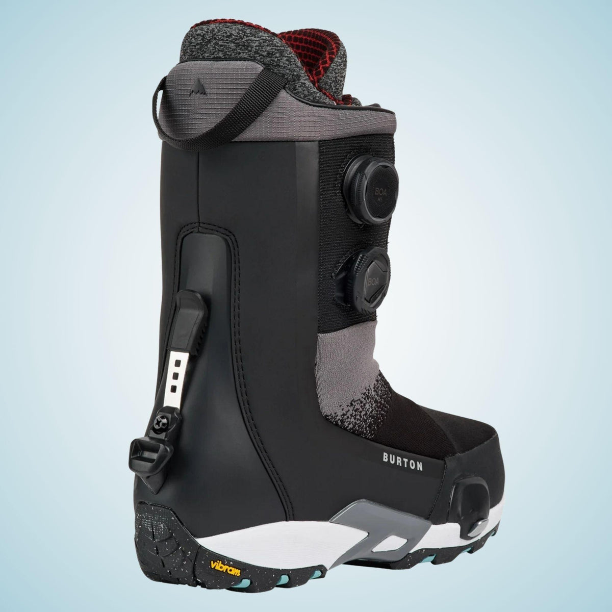 Vue arrière trois-quarts de la boot, mettant en évidence renfort du talon, embase Step On et structure rigide