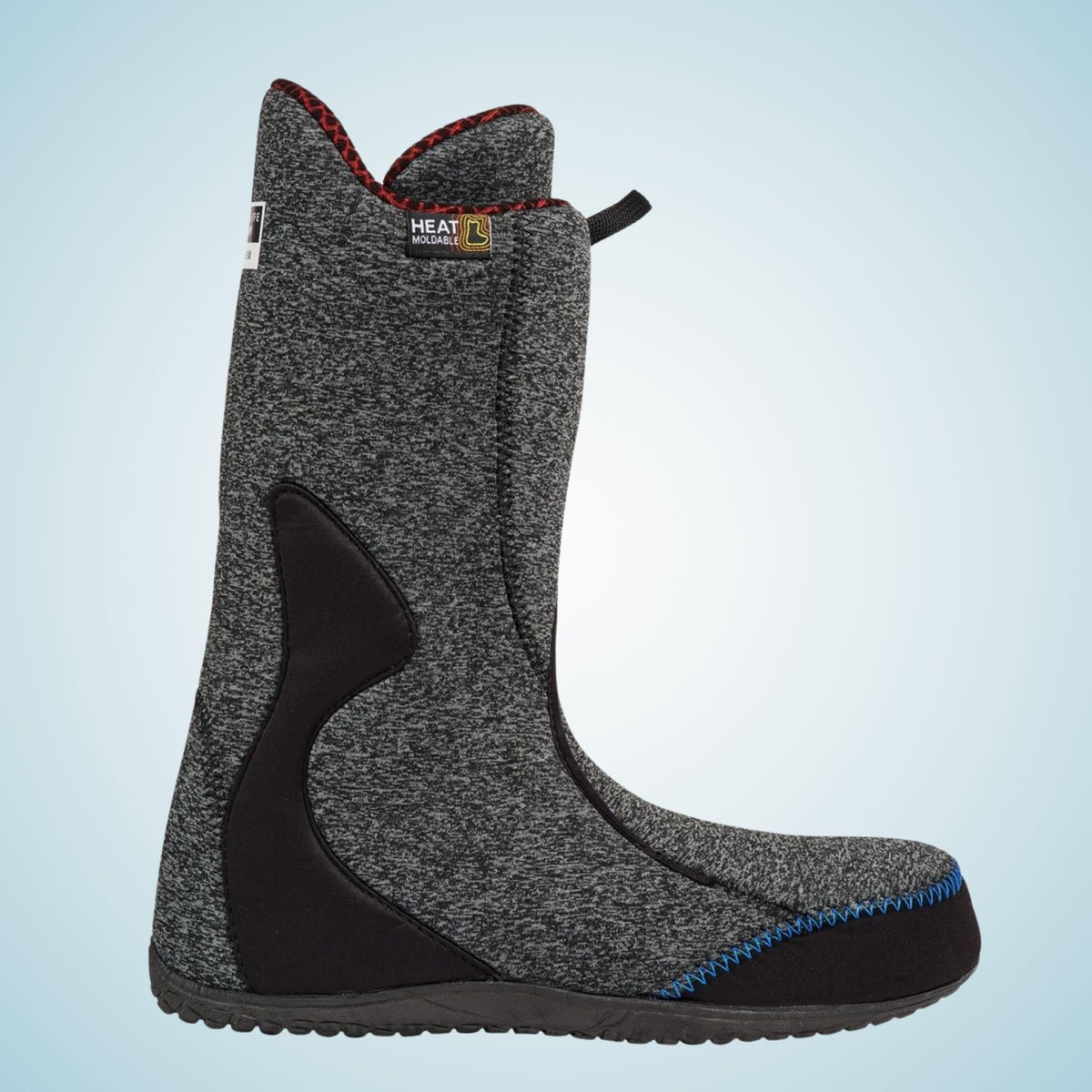 Chausson Asym Life noir extrait de la boot, avec construction asymétrique, texture latérale et bord rouge