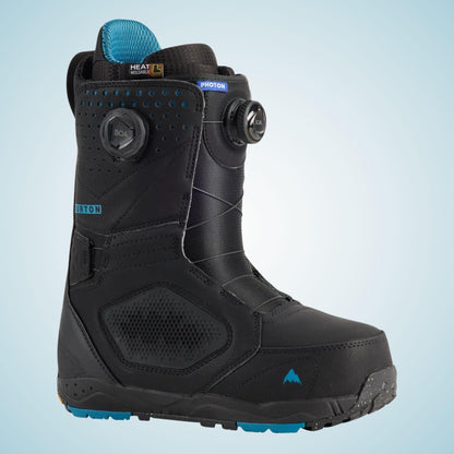 Burton Photon BOA noire vue de trois quarts, avec laçage Dual Zone, panneaux renforcés perforés et semelle crantée bleue
