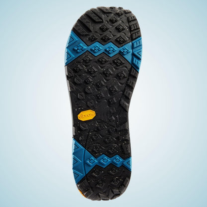 Semelle extérieure de la Photon BOA vue dessous, avec crampons noirs, zones de traction bleues et insert Vibram jaune