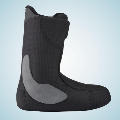 Chausson intérieur noir présenté de profil, avec renfort gris enveloppant la cheville et le talon et tige haute rembourrée