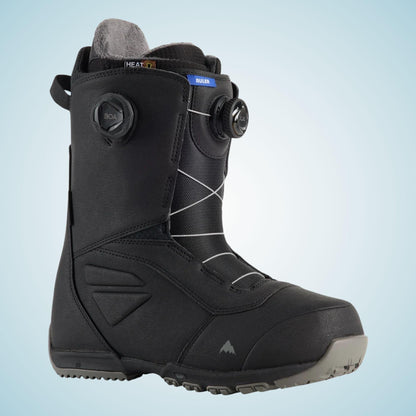 Boot snowboard homme Burton Ruler BOA Wide noire en trois quarts, avec deux molettes BOA, câbles de serrage et semelle grise