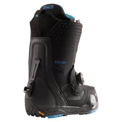 Arrière trois-quarts de la boot de snowboard, avec renfort de talon rigide, empiècements noirs et détails bleus sur la semelle