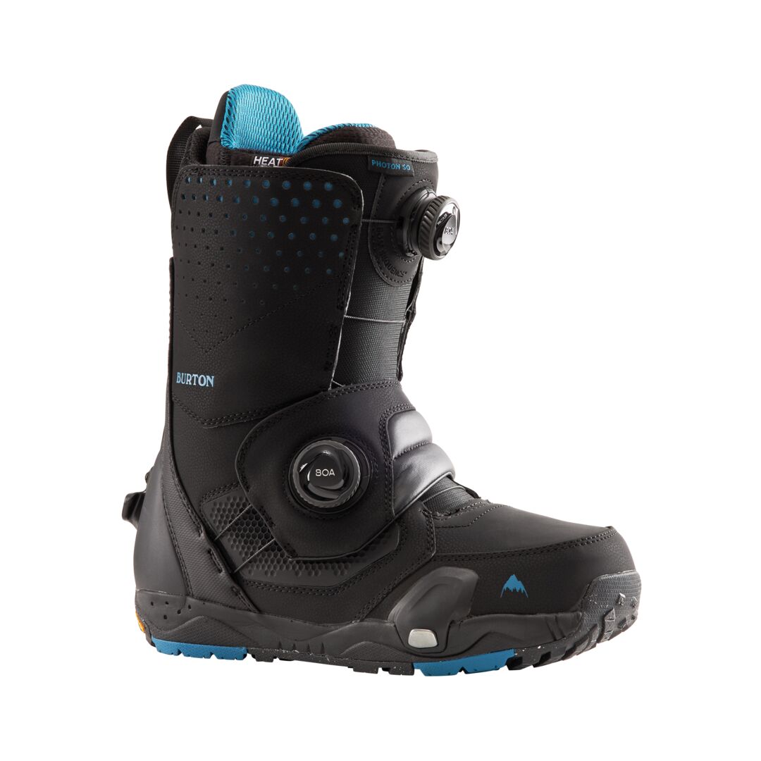 Boot Burton Photon Wide Step On noire vue de profil, double molette BOA, tige perforée et semelle à touches bleu vif