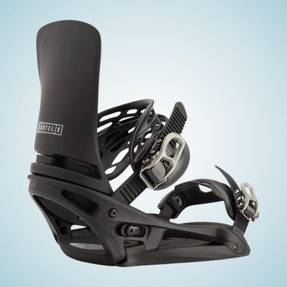 Profil de la fixation Burton Cartel X EST, montrant le spoiler incliné, les straps et la structure latérale de l’embase
