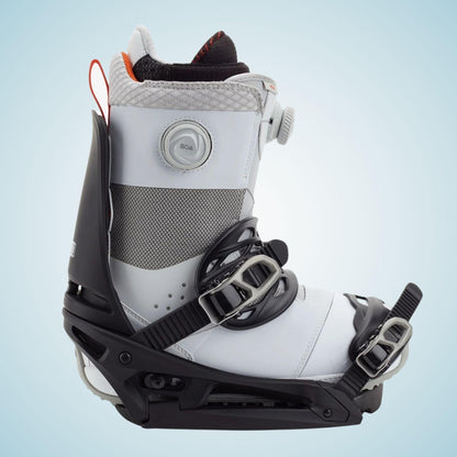 Boots grise et noire installée dans la Cartel X EST, vue de trois quarts avec maintien au talon et straps serrés
