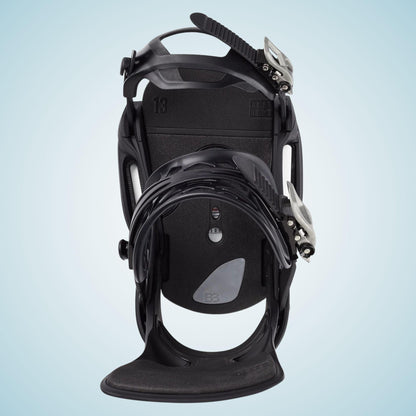 Fixation snowboard noire vue du dessus, avec sangles ouvertes, boucles latérales et zone centrale dégagée sous le pied
