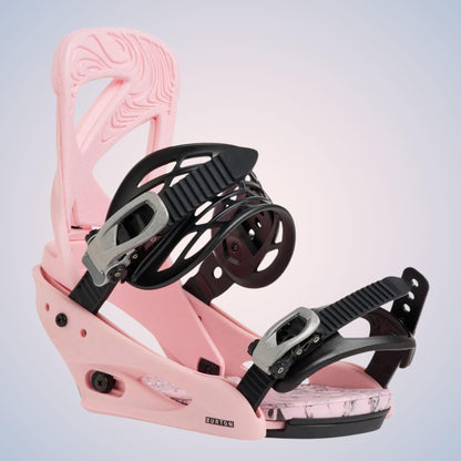 Vue latérale rapprochée des fixations de snowboard, montrant les straps rembourrés noirs, les ratchets et l’avant de l’embase