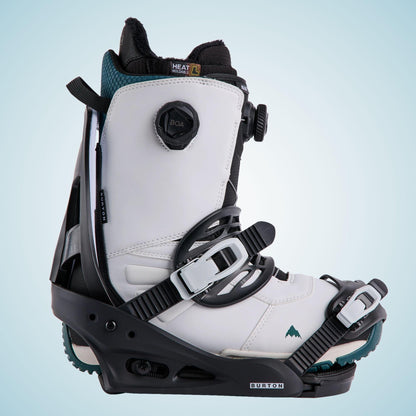 Boots noire et blanche installée dans la Freestyle Re:Flex, maintenue par les straps au talon et aux orteils