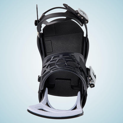 Vue plongeante sur la fixation snowboard noire, avec strap cheville centré et Supergrip Capstrap à l’avant