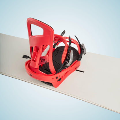 Fixation Burton Freestyle Re:Flex rouge posée seule de trois quarts arrière, spoiler relevé et straps ouverts monté sur snowboard blanc