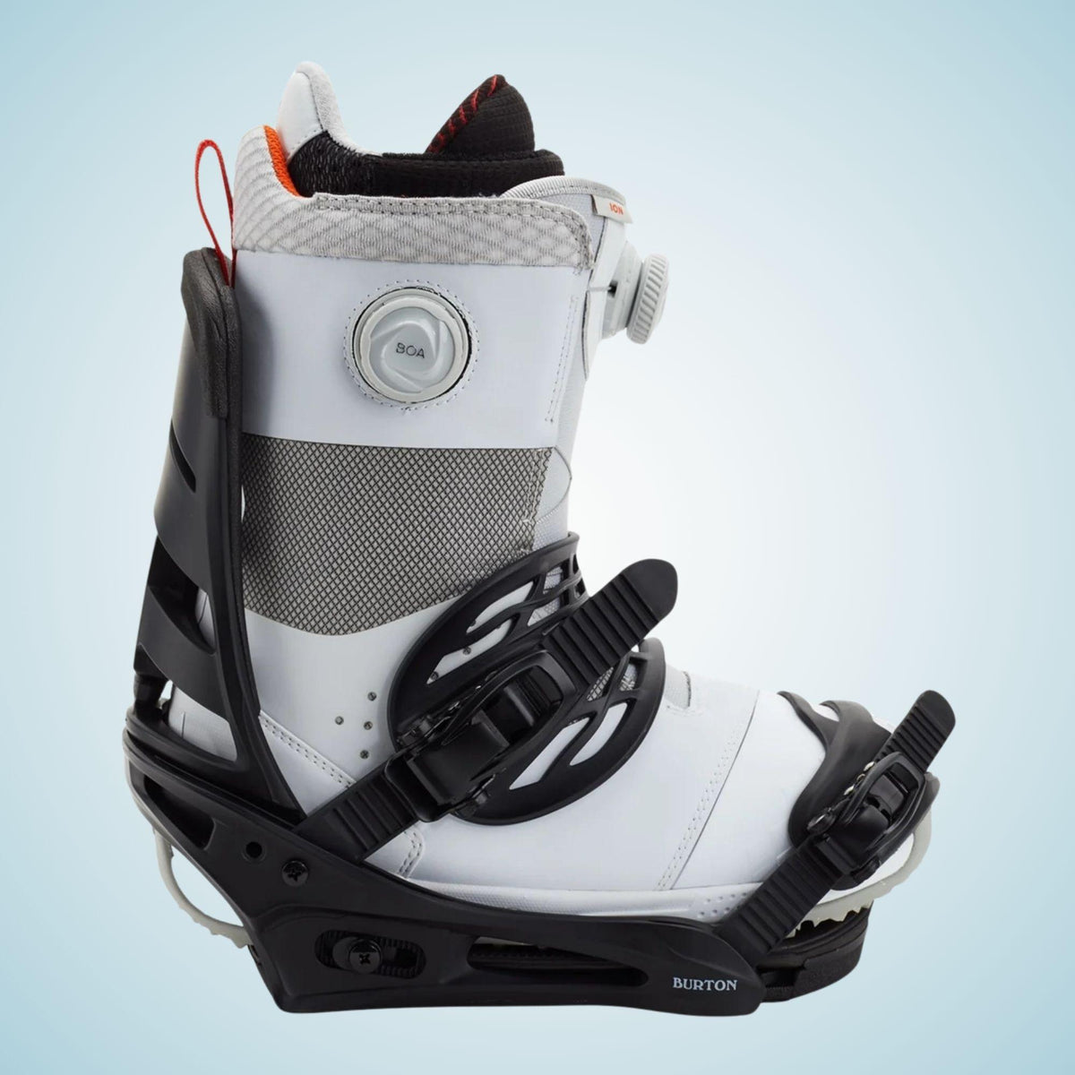 Boots de snowboard blanche et noire installée dans la fixation Mission, vue de trois quarts avec straps serrés