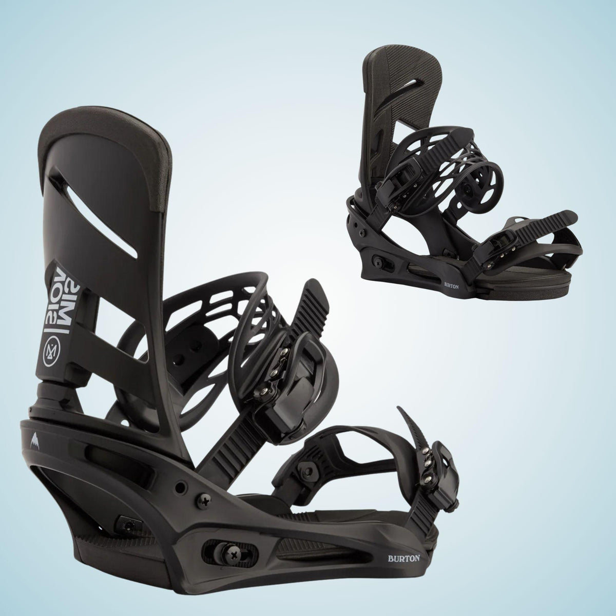 Deux fixations snowboard Burton Mission Re:Flex Black présentées de trois quarts, avec spoilers noirs, embases et sangles ouvertes