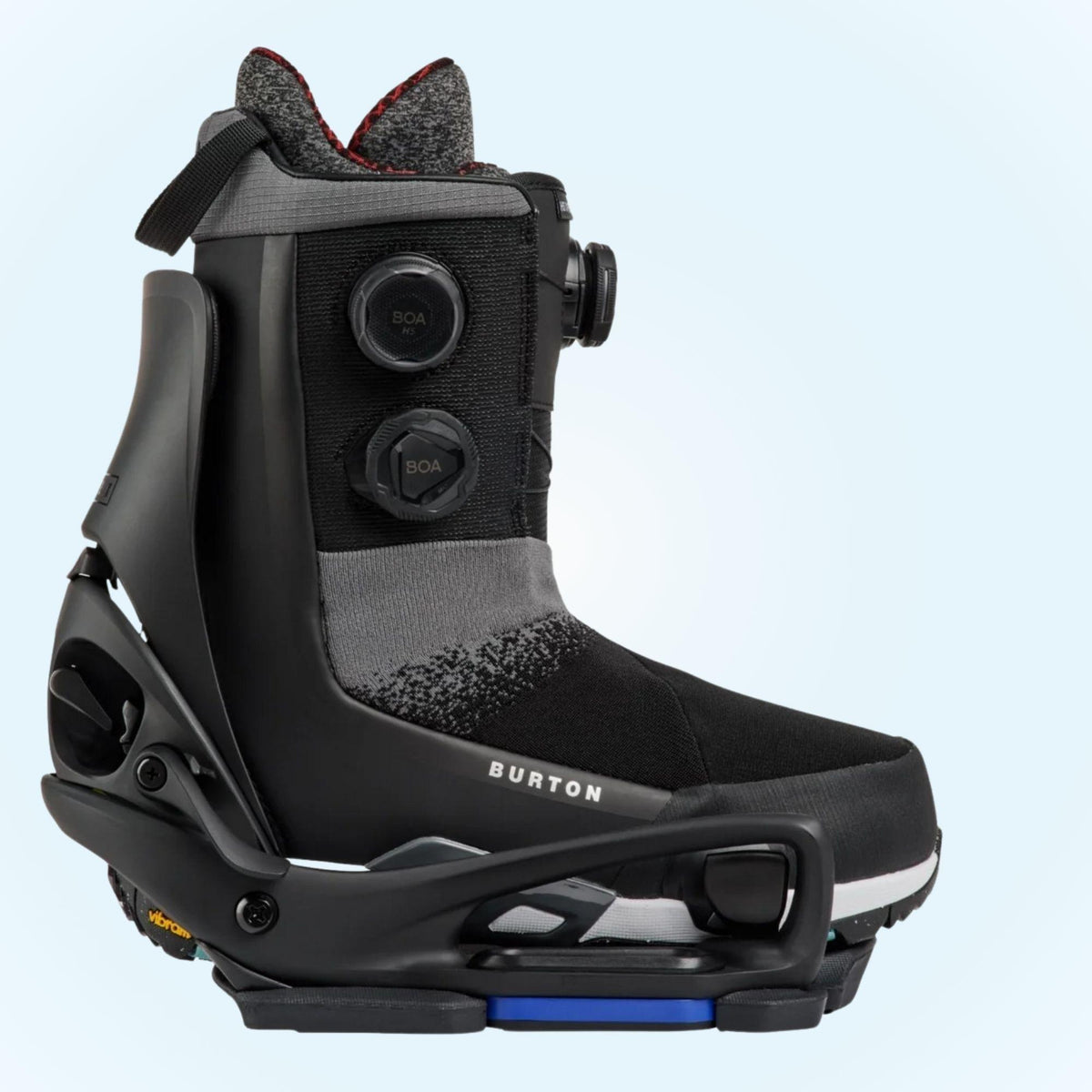 Boots noire enclenchée dans la fixation Step On, vue arrière avec talon calé contre le spoiler et maintien sans sangles