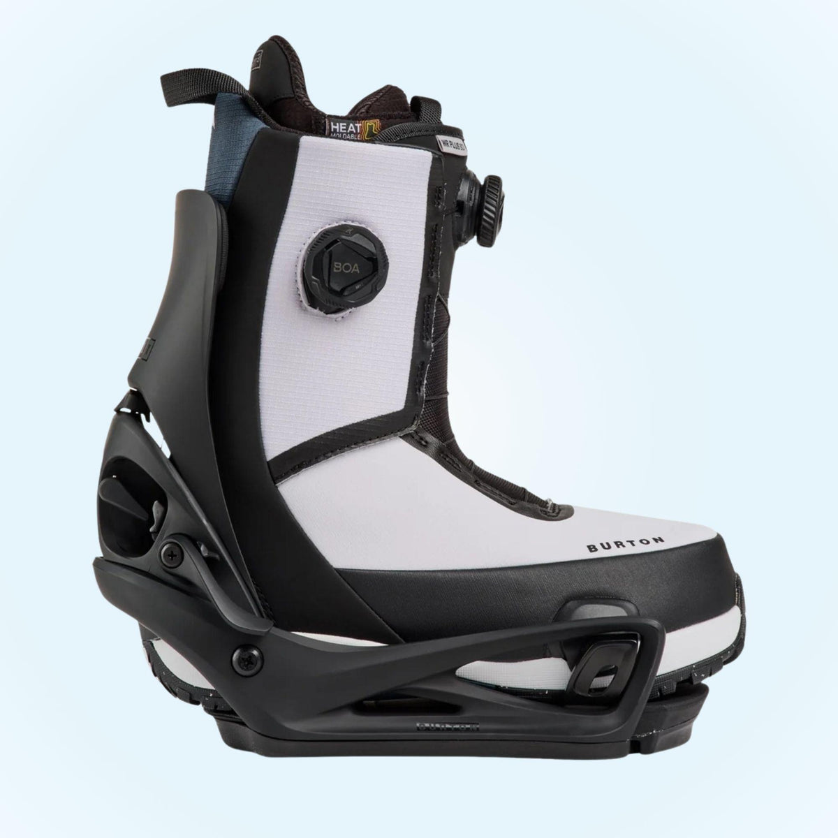 Boots blanche et noire enclenchée dans la fixation Cartel X, vue de profil avec maintien direct sans straps