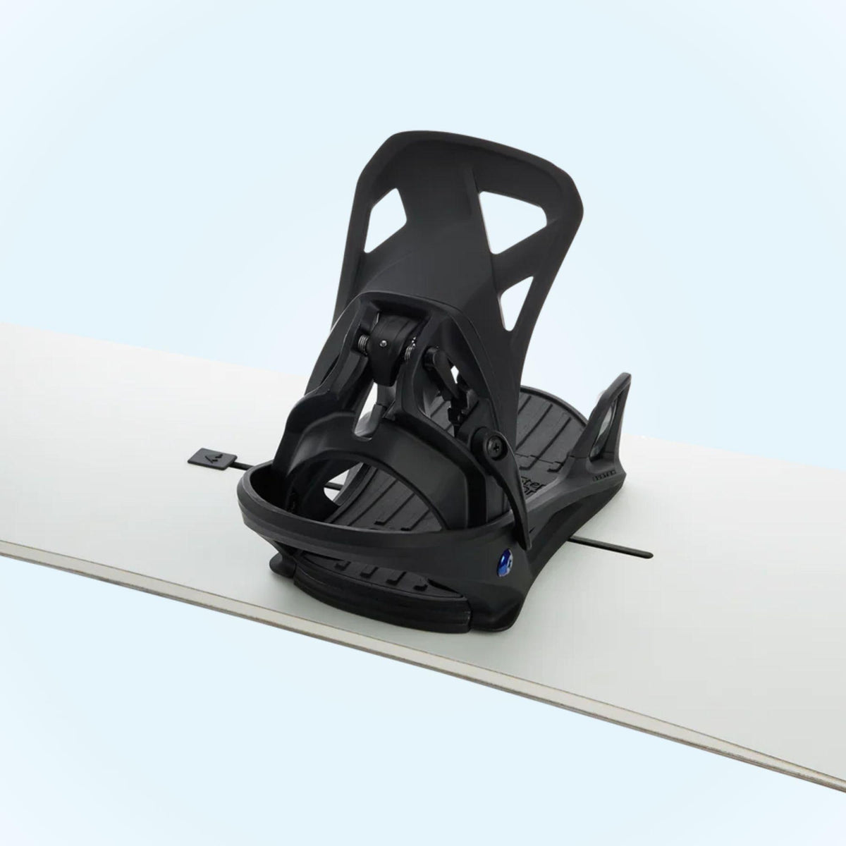 Fixation Burton Step On Re:Flex Black montée sur un snowboard clair, spoiler relevé et embase fixée à la planche