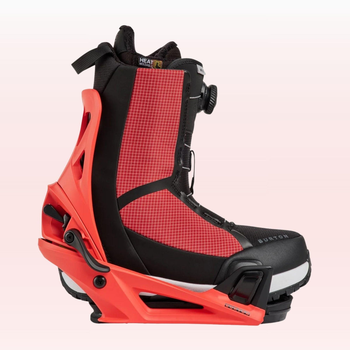 Boots snowboard noire et orange enclenchée dans la fixation Burton, vue de profil sans straps autour du pied