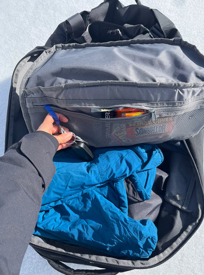 Ouverture 3/4 du sac Burton Multipath Duffel 90L Black pour accéder facilement au contenu