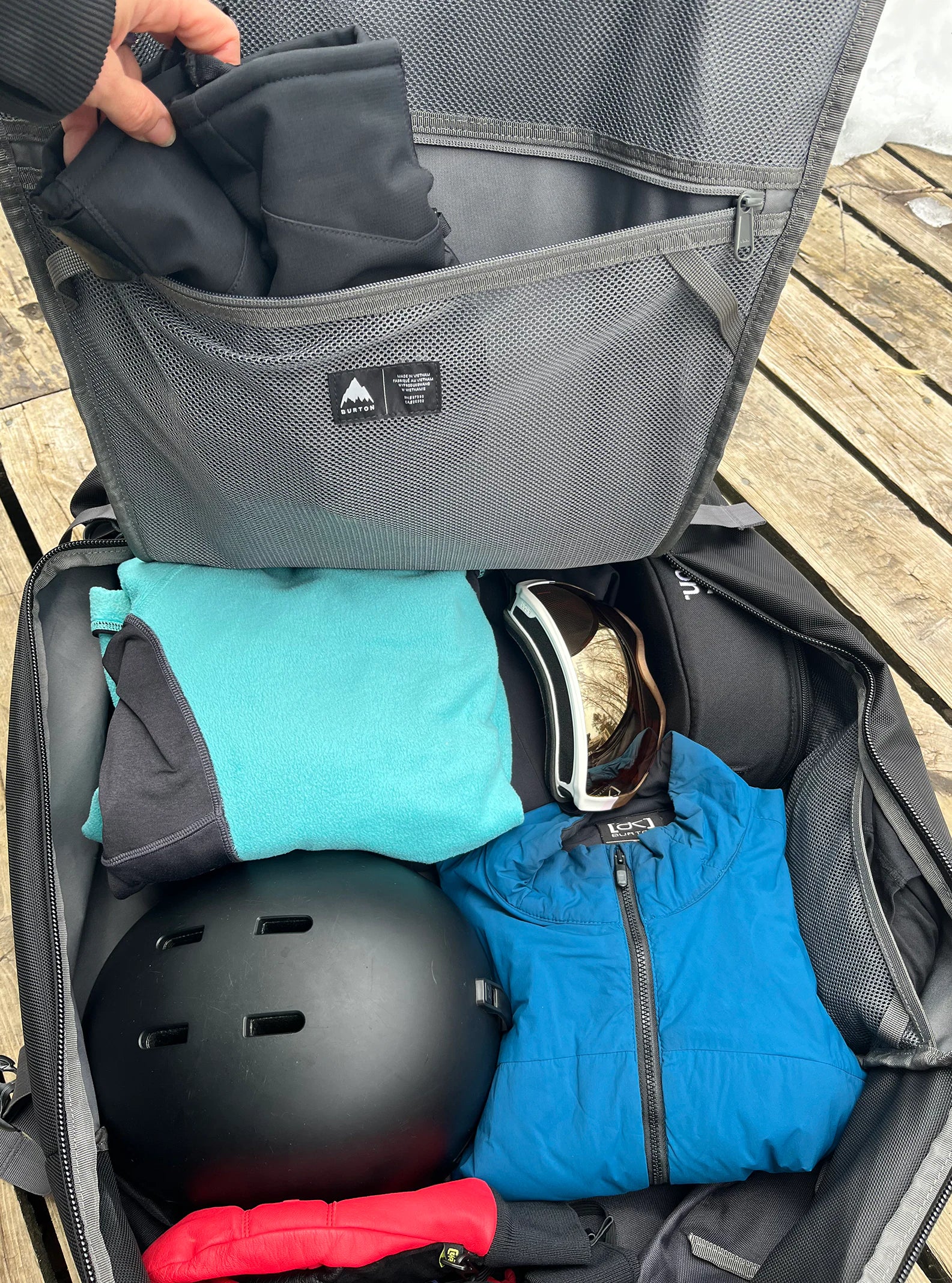 Sac Burton Multipath Duffel 90L Black ouvert avec rangement pour équipement et poches internes zippées