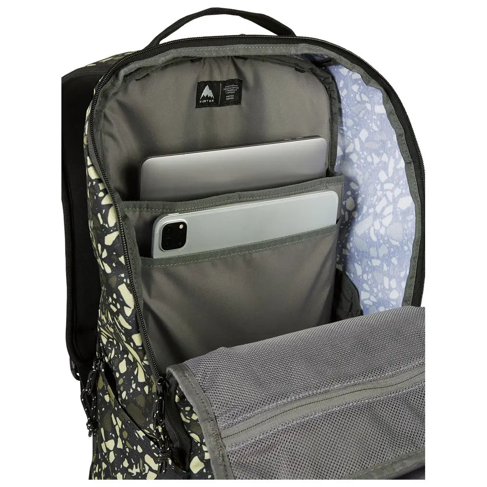 Compartiment ouvert du sac Burton, avec rangement ordinateur et tablette matelassé à l’intérieur