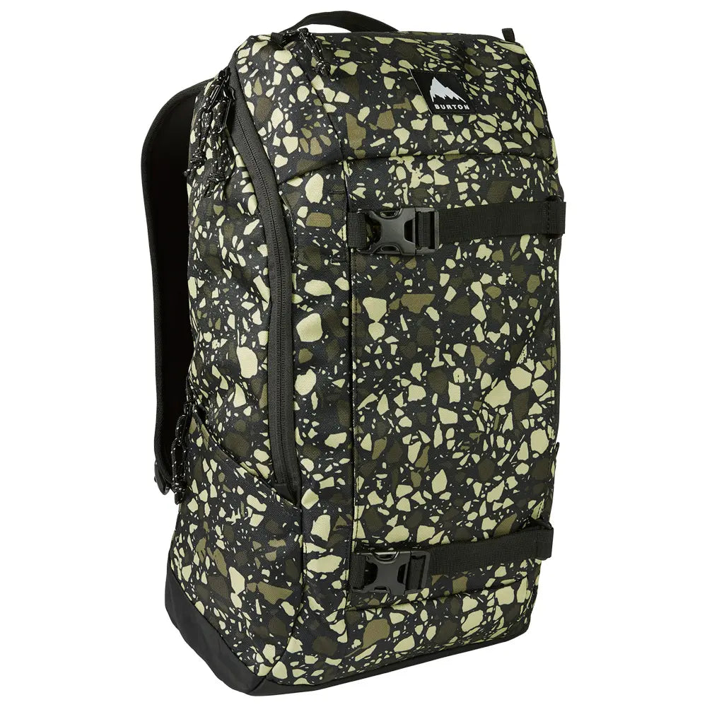 Sac à dos Burton Kilo 2.0 Sediment, vue trois quarts sur imprimé camouflage vert et noir avec poches avant zippées