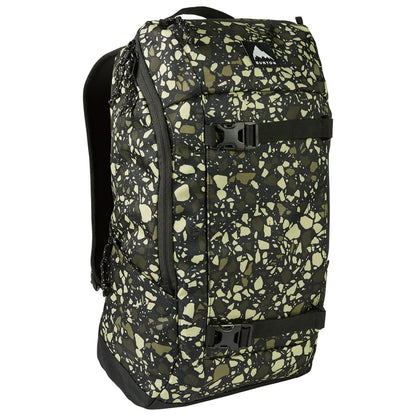 Sac à dos Burton Kilo 2.0 Sediment, vue trois quarts sur imprimé camouflage vert et noir avec poches avant zippées