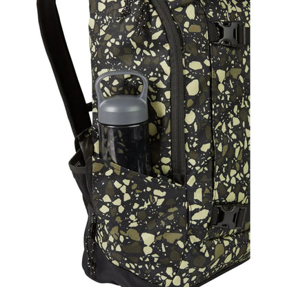 Vue latérale du sac Burton avec poche zippée, sangles noires et motif camouflage vert sur fond sombre et porte gourde extérieur