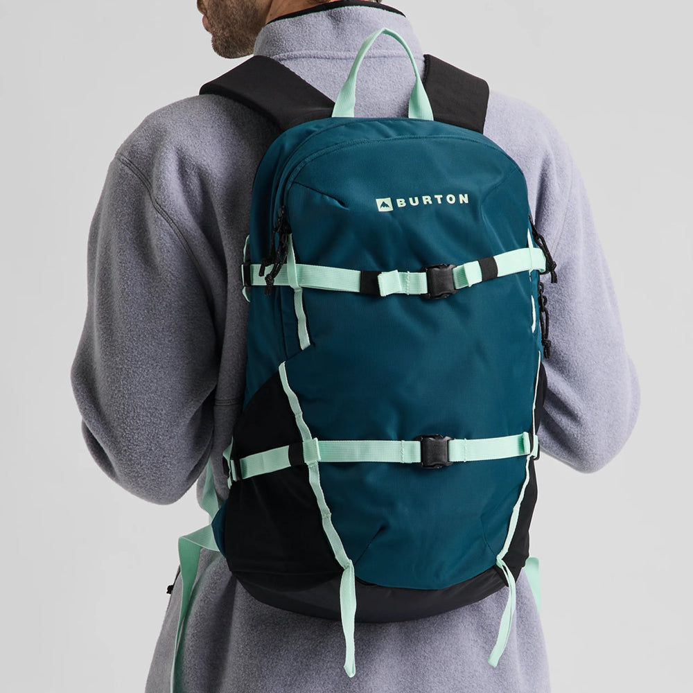 sac day hiker atlantic teal avec sangle porte snowboard et poche pour gourde vue de face