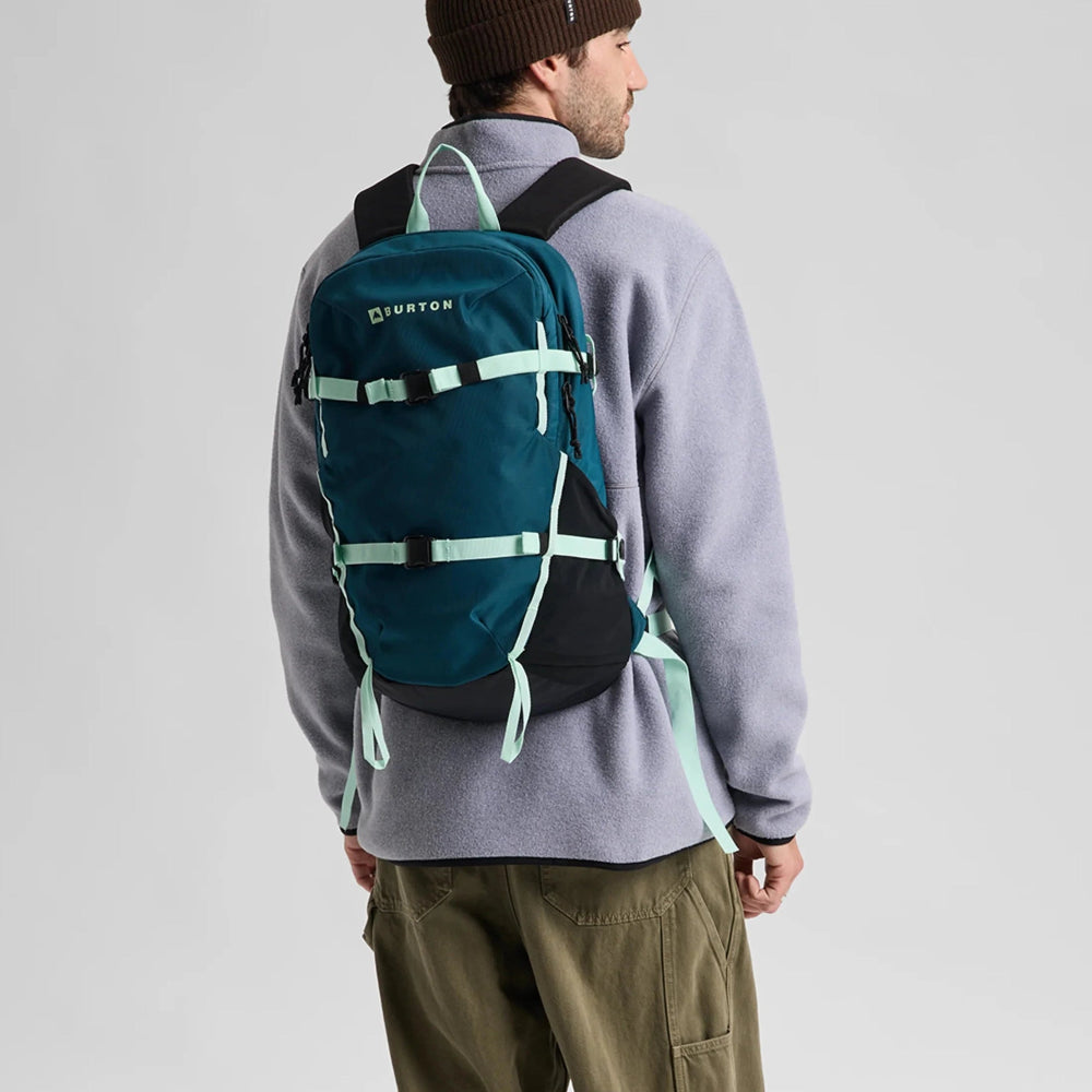 sac randonnée burton day hiker bleu vue de face porté par un homme avec passes pouces