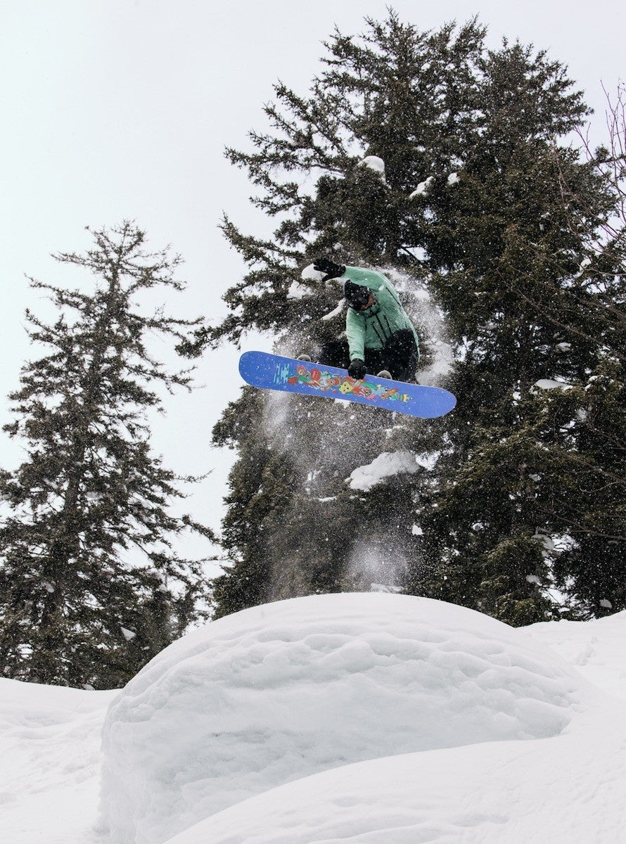 homme en action de saut dans la neige