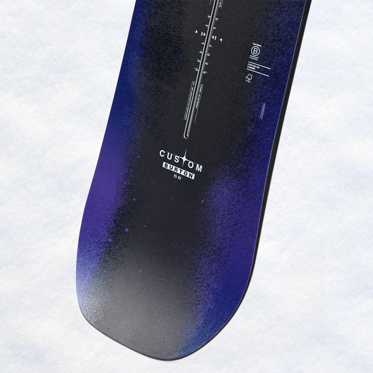 Extrémité arrière de la Custom 156 en gros plan, surface sombre satinée et transition violette le long du tail arrondi