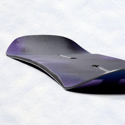 Carre du snowboard observée de côté, révélant le relevé du nose et les différentes couches de la construction
