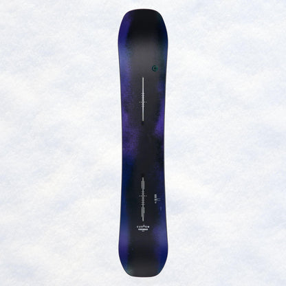 Snowboard All Mountain Burton vu entièrement côté topsheet, shape directionnel et finition sombre aux reflets violets