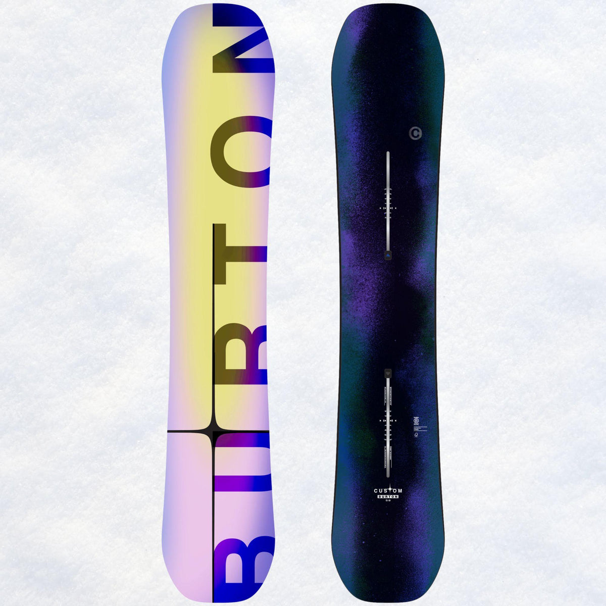 Burton Custom Camber 158 présenté dessus et dessous, semelle jaune irisée à lettrage BURTON et topsheet violet sombre