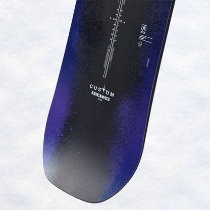 Gros plan du tail de la Custom 162 Wide, avec finition violet noir, extrémité arrondie et inscriptions techniques discrètes