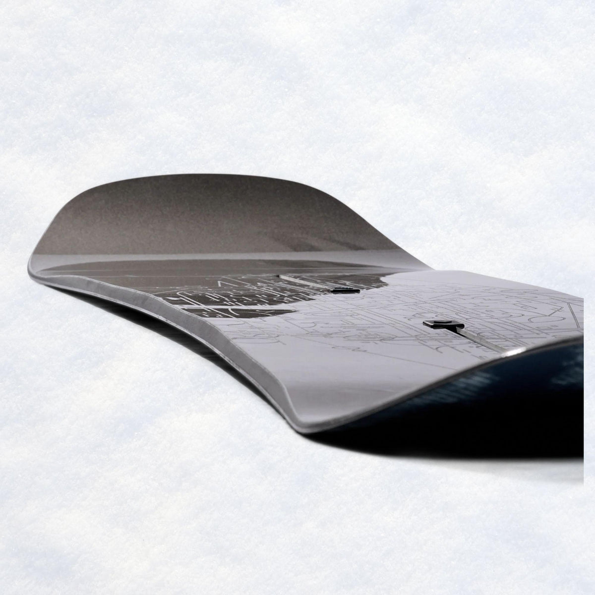 Profil du snowboard Burton observé latéralement, montrant la carre, les couches de construction et la spatule relevée