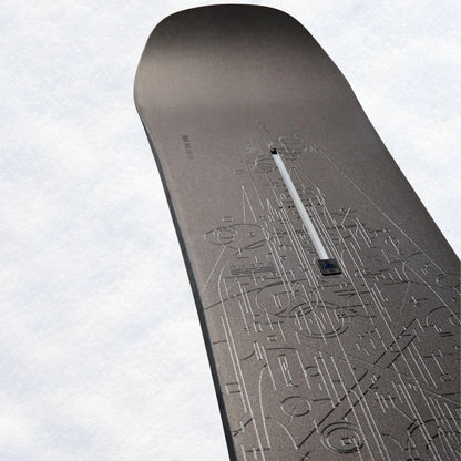 Spatule du Custom X 158 photographiée en biais, finition noire avec gravures et insert The Channel visible au centre