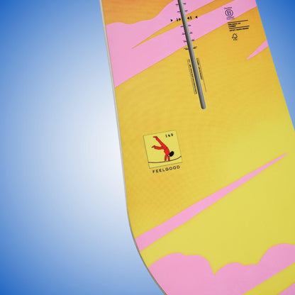 Détail du talon jaune et rose de la Feelgood Camber, avec repères techniques, ligne centrale noire et petit logo